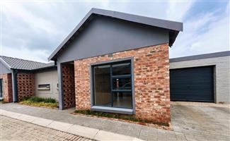 Charming Townhouse with Modern Amenities in a Vibrant Estate