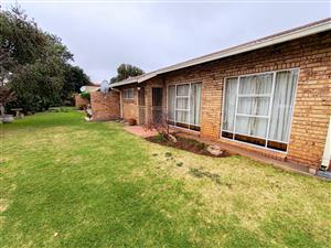 Spacious Townhouse in a Quiet Complex!