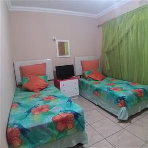 5 BEDROOM HOUSE WITH COTTAGE FOR SALE IN ROODEPOORT NORTH