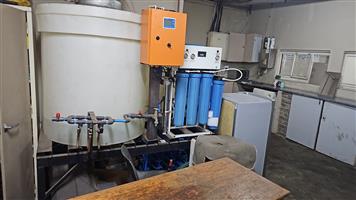 R.O. Plant 1000L holding tank 3 filters two R.O. membranes ultra violet lamp.