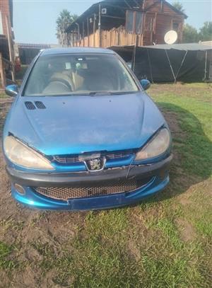 Peogot 2062005 modelComplete car stripping