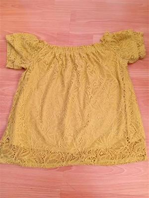 Blouse top mustard yellow size 36  Vintage off-the-shoulder short-sleeve  all-over lace patten