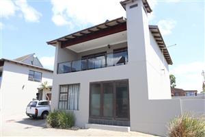 Charming Townhouse in Secure Gated Complex - Prime Location!