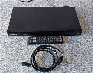 Samsung Blu ray player with remote and hdmi cable
