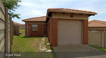 Spacious 3 bedroom,  two bathroom property in Thatchill Estate ,Centurion