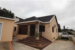 House For Sale in Queensburgh