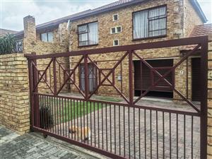 Townhouse For Sale in Wilgeheuwel