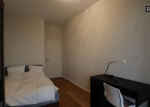 Room to let in menlo park from april
