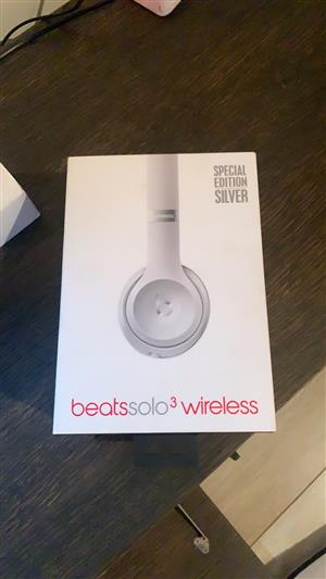 Beats by Dre solo 3 headphones - used 