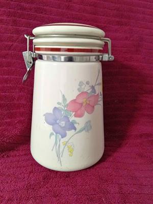 Porcelain canister