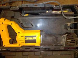 Reciprocating saw:De Walt