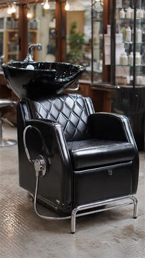 1 recliner basin and chair for sale. Black in colour with 6 heavy duty chairs. 