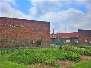 Charming Facebrick Haven with Space, Style & a Splash of Fun!