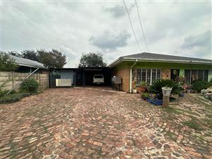 This lovely 3 bedroom home in Three Rivers Is For Sale! With an added Flatlet!