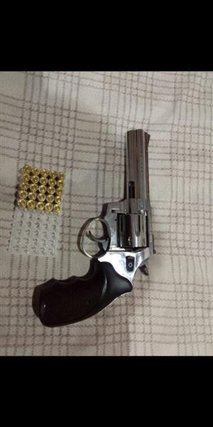 Blank 9mm chrome 6shot revolver gun and gun safe combo