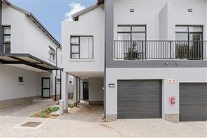 Modern family cluster in Bryanston