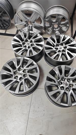 18inch Toyota Fortuner/Prado/Hilux original mags set 