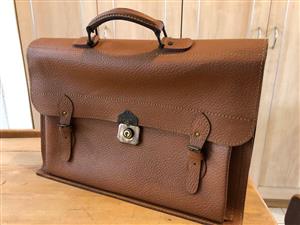 Classic old school Leather Satchel in a tan / light brown colour - stylish and trendy!