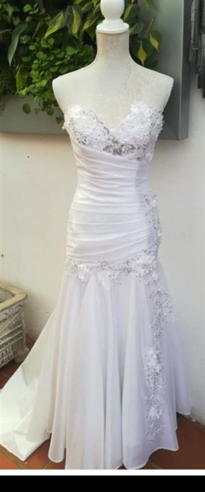 Stunning wedding dress for sale 