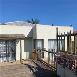 3 BEDROOM FAMILY HOME WITH POOL, COTTAGE AND DOUBLE GARAGE - ORANGE GROVE
