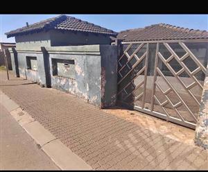 A 2 BEDROOMS HOUSE IN SNAKE PARK BLOCK 7 WITH 3 OUTSIDE ROOMS AND A WALL AROUND.