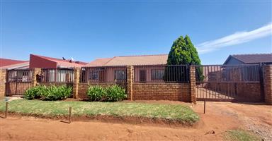 NEAT 2 BEDROOM WITH 2 OUTSIDE ROOMS IN LEACHVILLE