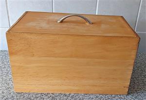 Solid wooden Bread box in EXCELLENT condition