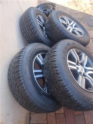 17inch Toyota Hilux/Fortuner original mags with used 265/65/17 tyres set 