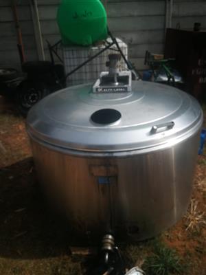 Milk cooling and stirring tank 