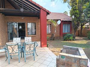 Stunning 3-bedroom townhouse in Moreleta Park