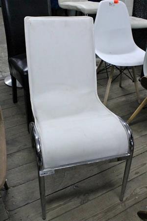 WHITE LEATHERITE CHAIR S066399G