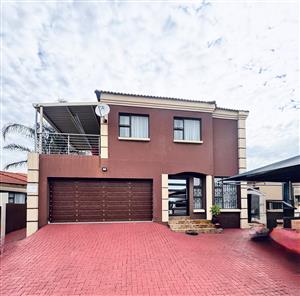 Modern 5 Bedroom Family Home in a Secure Estate in Reyno Ridge