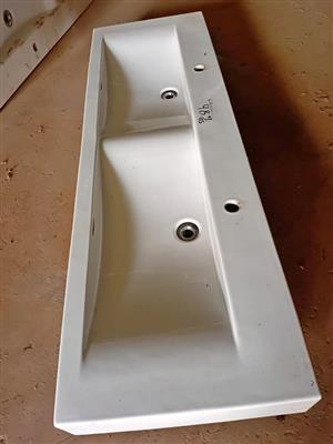 Double basin ceramic for sale. In good condition. If you see it, it's available. Please get to the p