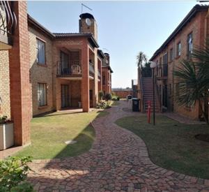 2 bedroom,2 bathroom downstairs unit available in Casa Uno, Sonneveld, Brakpan