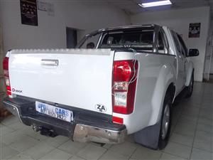 2015  ISUZU KB300   White  Manual  5 Keys | Full Service History | Leather Inter