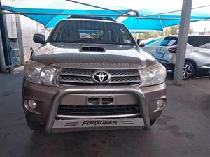 2010 TOYOTA FORTUNER 3.0 ENGINE CAPACITY D4D 4X4 MANUAL DIESEL GOLD IN COLOUR LEATHER INTERIOR