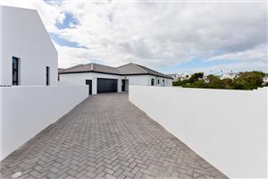 Newly build 3 bedroom, 2 bathroom, double garage house in Shelley Point