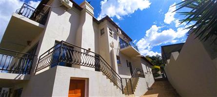 An Exceptional Executive Residence in Rockliff Estate, Cashan