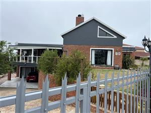 Secluded Elegance on the Kloof: A Masterpiece of Space and Privacy