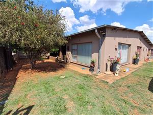 3 Bedroom House for Sale in Rensburg, Heidelberg – R1 150 000