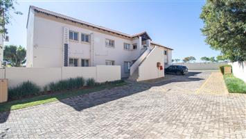 Townhouse For Sale in Country View