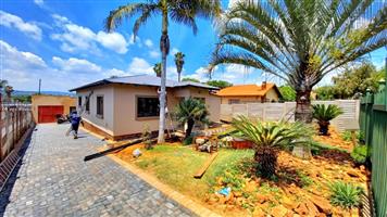 BEAUTIFUL 3 BEDROOM HOUSE FOR SALE IN MOUTAIN VIEW!