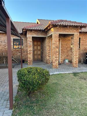 Modern 2-Bedroom, 2-Bathroom Ground Floor Unit in Grobler Park