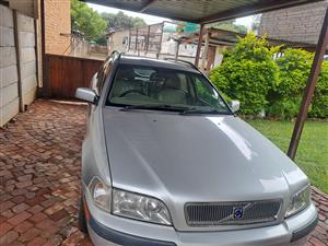 S40 Volvo 2L turbo car 