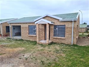 Retirement! Charming, Modern 2-Bedroom Townhouse with Garage in Jeffreys Bay Central