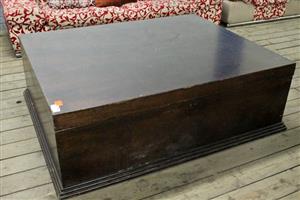 BROWN WOODEN COFFEE TABLE S066123A