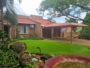 Charming 4 Bedroom Home in Geelhoutpark!