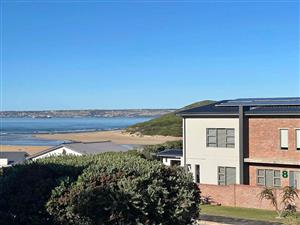 4 Bedroom within Walking Distance from Ocean and River in Klein Brak River
