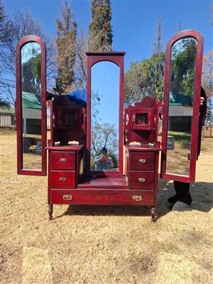 Vintage Dresser with 3 draws and mirrors