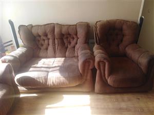 LOUNGE SUITE FOR SALE IN GOOD CONDITION